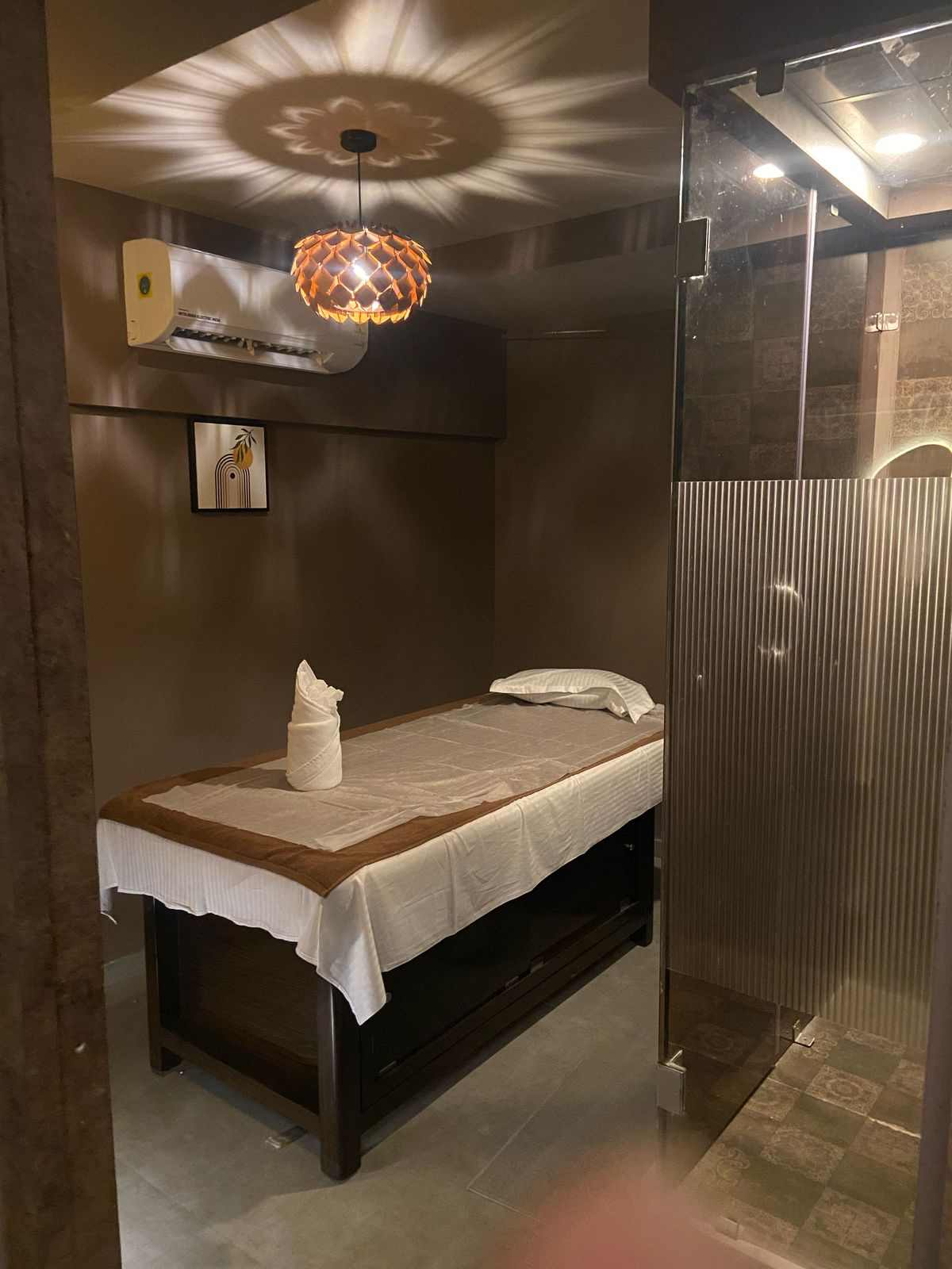 Modern spa room at Detox Body Spawith soft lighting and comfortable massage tables