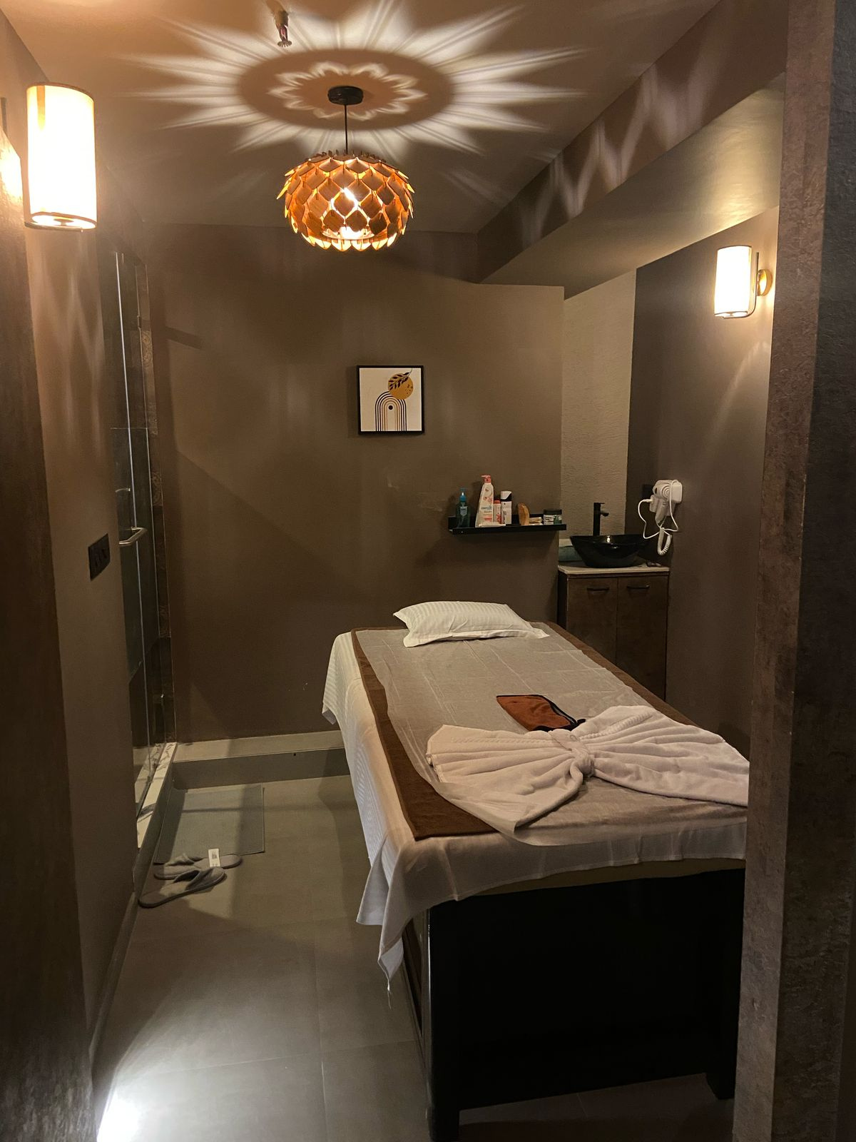 Modern spa room at Detox Body Spawith soft lighting and comfortable massage tables