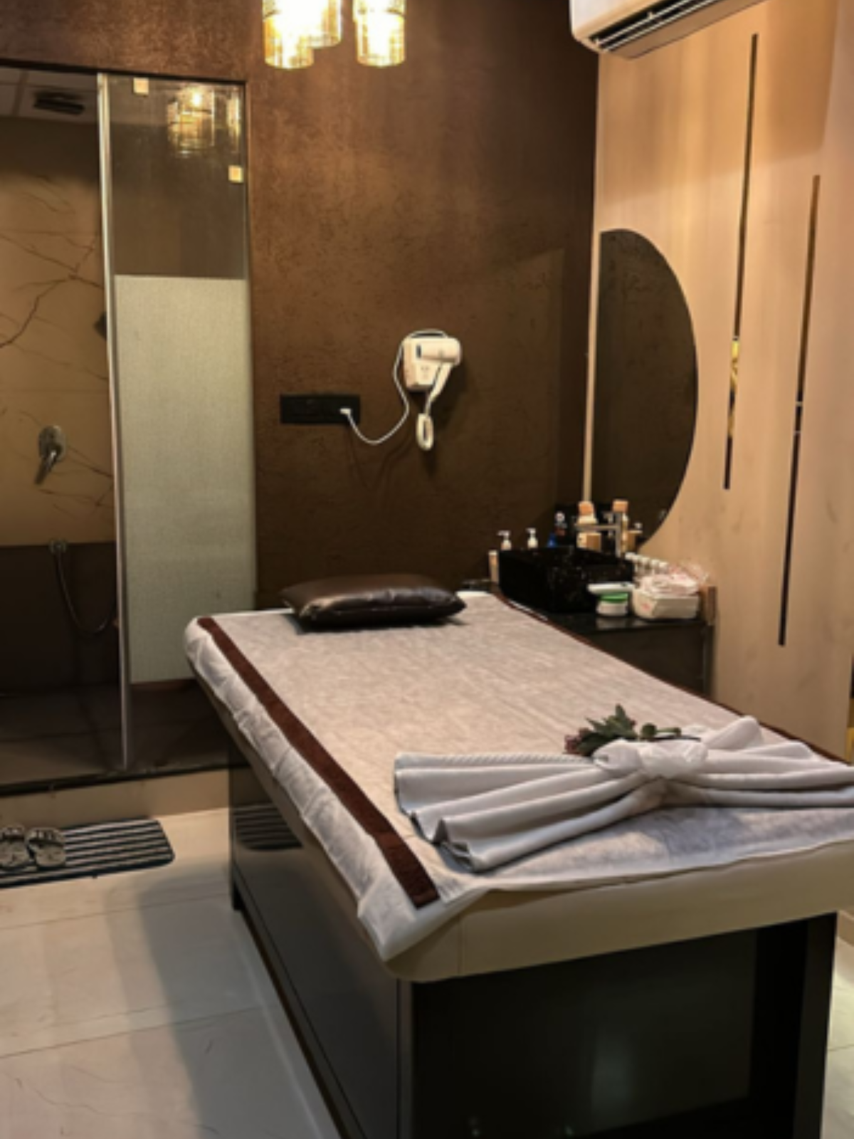 Modern spa room at Detox Body Spawith soft lighting and comfortable massage tables