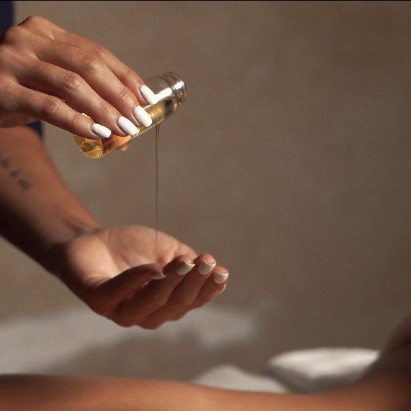 Therapist providing a relaxing spa treatment with essential oils at Detox Body Spa