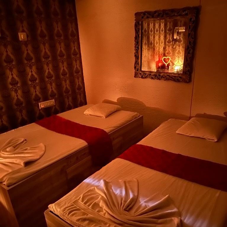 Therapist providing a relaxing spa treatment with essential oils at Detox Body Spa